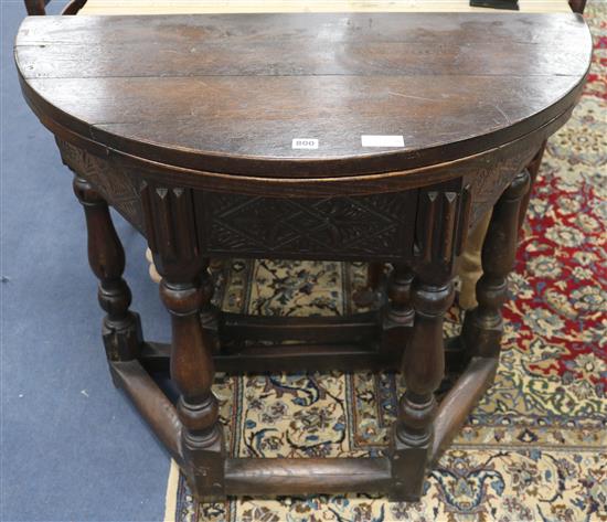 A 17th centuy style oak credence table, W.91cm